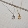De Solveig ketting met ovalen hanger waarin met de hand een zonsondergang is gemept in zilver of goud.