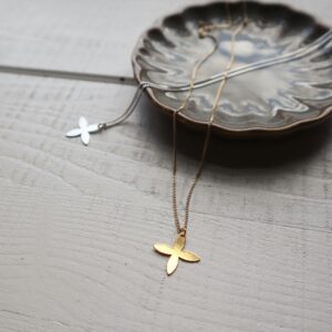 Gouden en zilveren ketting met geometrische bloem hanger