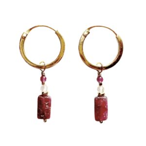 Gouden oorbellen met roze toermalijn, roze jade en rutielkwarts.