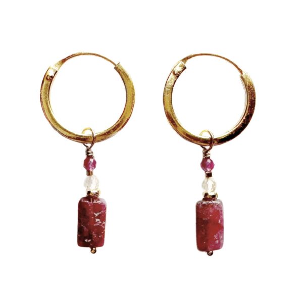 Gouden oorbellen met roze toermalijn, roze jade en rutielkwarts.