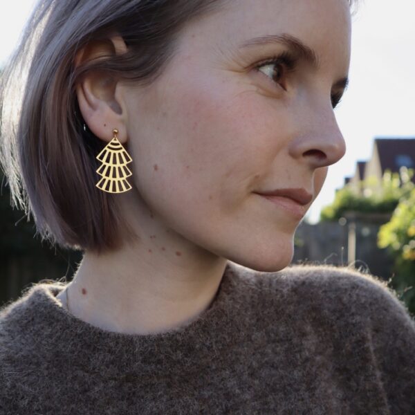 Model met gouden statement oorbellen “Noëlle”