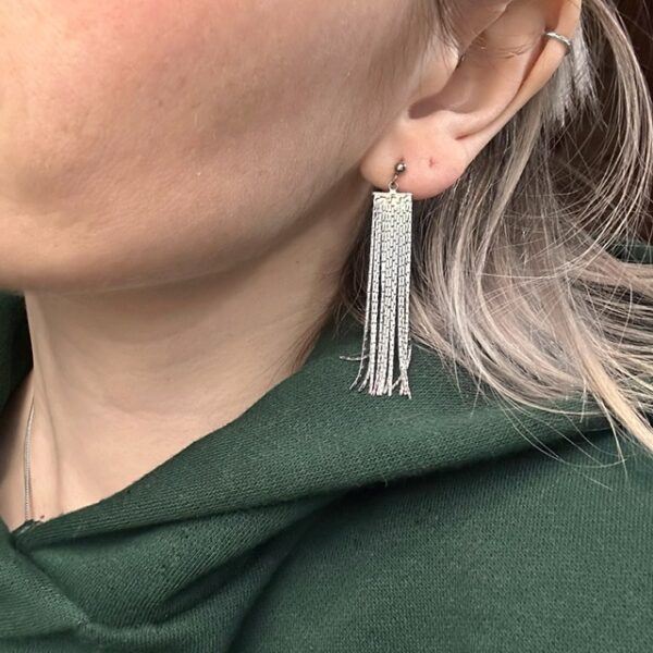 Model met Tina oorbellen in zilver