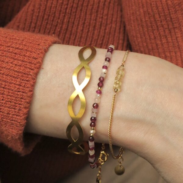 Armbandenset met gouden bangle, een roze mix Kralenarmband met edelstenen en een schakelarmband met lichtgele citrien.