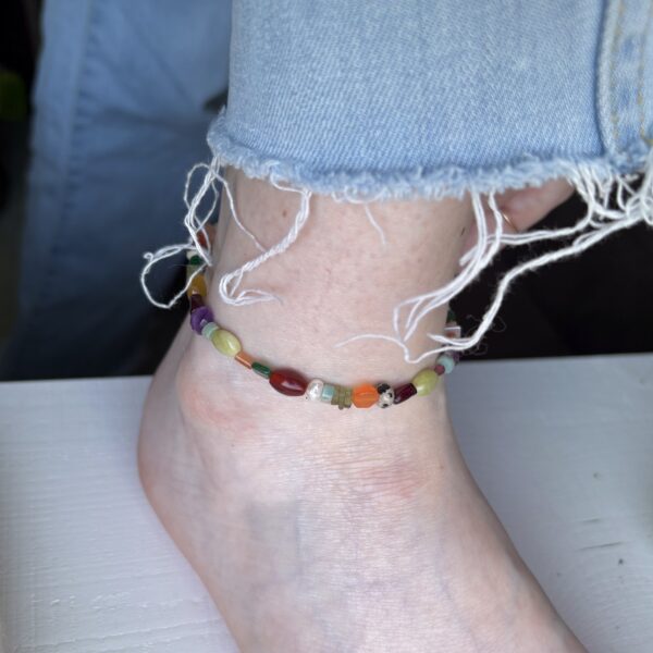 Enkelarmband met een mix aan edelsteenkralen in veel verschillende kleuren. Met de naam Summer