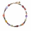 Anklet met edelsteenkralen in allemaal verschillende kleuren en vormen.