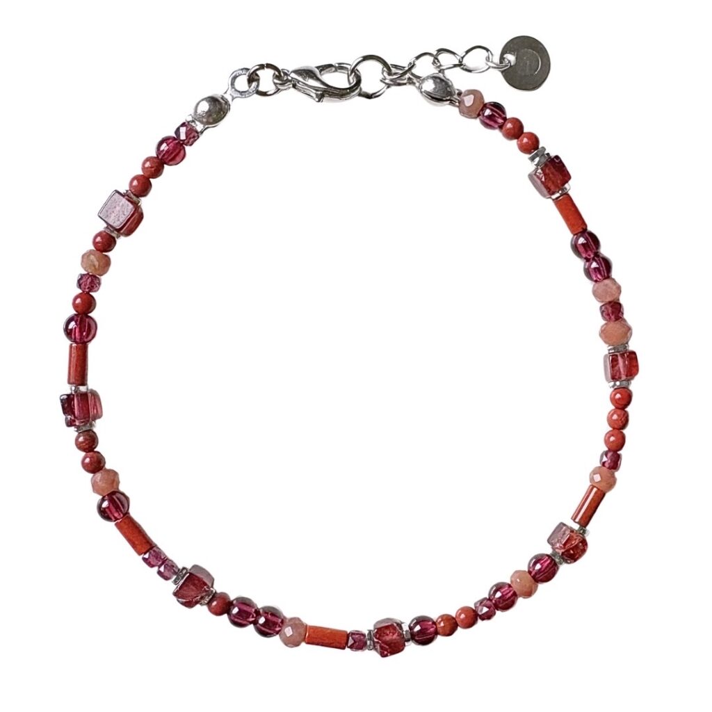 Kralenarmband Sultry met rode edelstenen in verschillende vormen.
