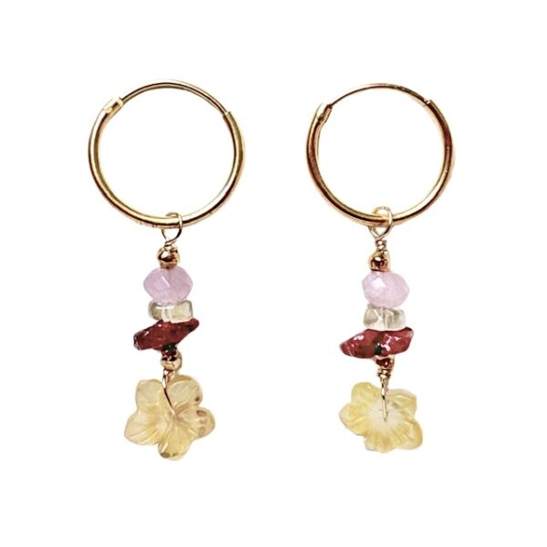 Perla gouden oorringen met een hanger van Lola kwarts, gele citrien, roze robijn en een bloemetje van parelmoer.