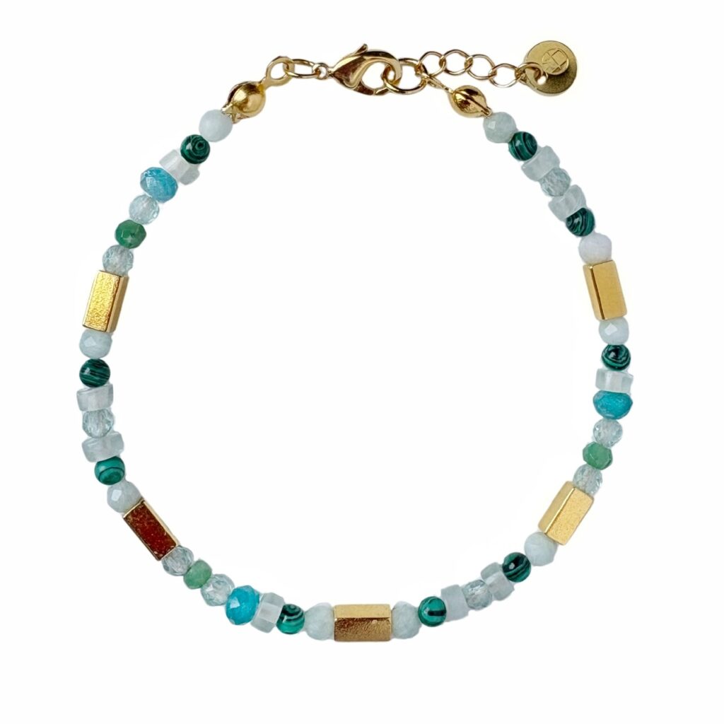 Kralenarmband met edelstenen in blauw en groen tinten met metalen rechthoekjes