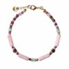 Kralenarmband met edelstenen in verschillende tinten roze en groen.