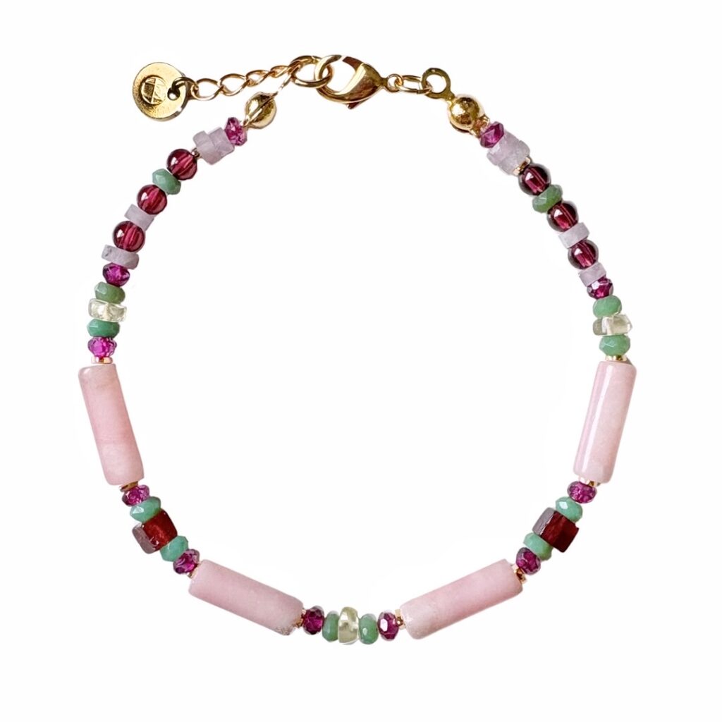 Kralenarmband met edelstenen in verschillende tinten roze en groen.