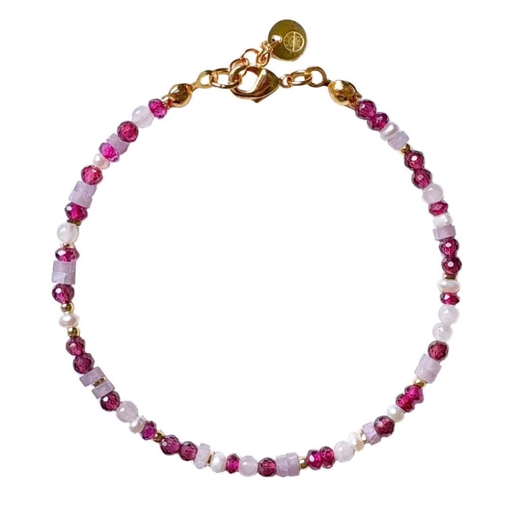 Pink crush edelstenen kralenarmband met roze tinten.