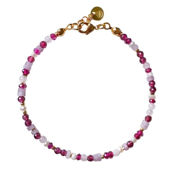 Pink crush edelstenen kralenarmband met roze tinten.