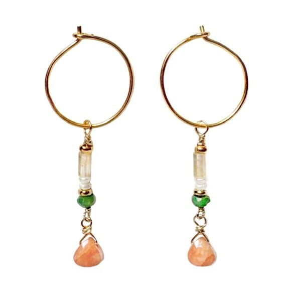 Gouden oorringen met langere hangers. Met rutielkwarts, parel, chrysopraas en zonnesteen.