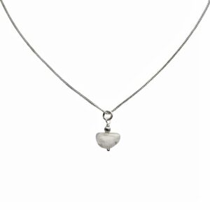 Sterling zilveren ketting met een liggende halve maan van witte maansteen.