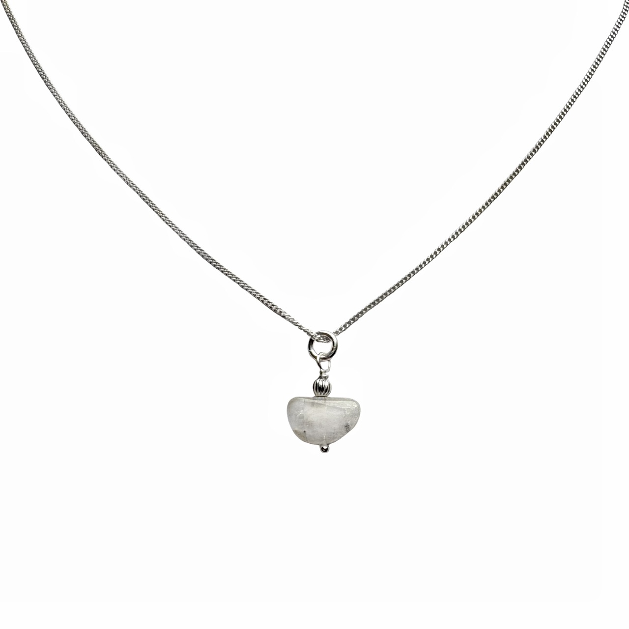 Sterling zilveren ketting met een liggende halve maan van witte maansteen.