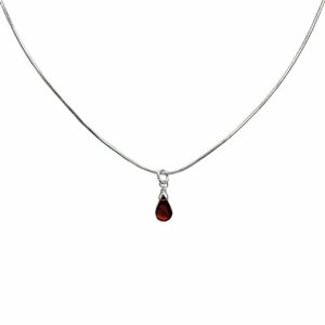 Een “slangen” collier van sterling zilver met een druppelvormige hanger van rode granaat.