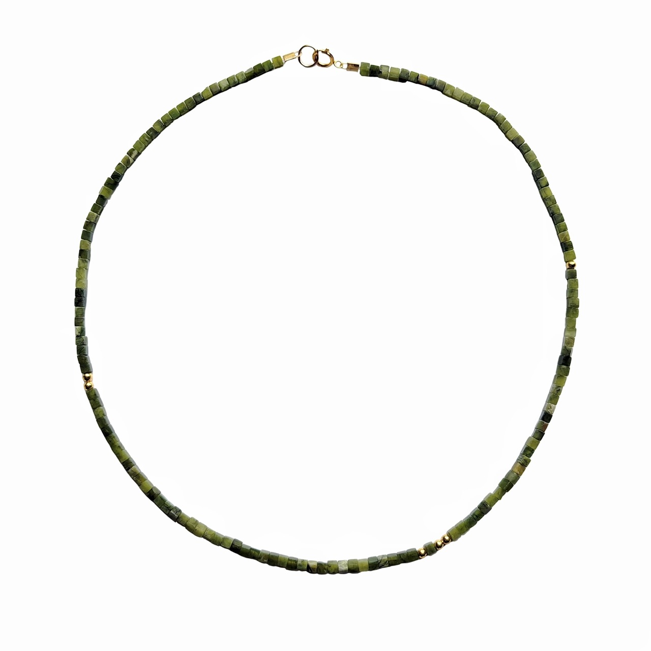 Kralenketting van groene jade blokjes “Mavi”.