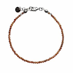 Kralen armband “Dottie” met ronde oranje granaatjes en bij het slotje twee ronde maansteentjes.