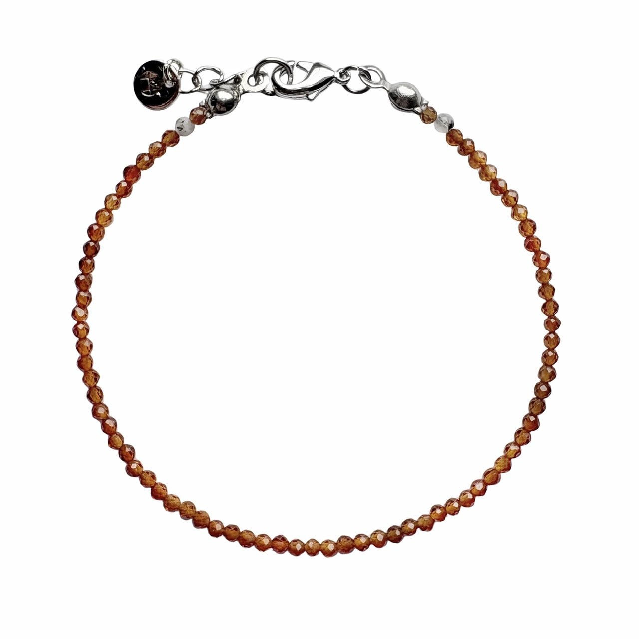 Kralen armband “Dottie” met ronde oranje granaatjes en bij het slotje twee ronde maansteentjes.