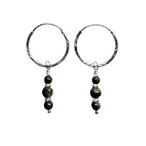 Sterling zilveren gehamerde oorringen met hangertjes van groene smaragd. Drie rondje kraaltjes in verschillende grootte, boven elkaar.