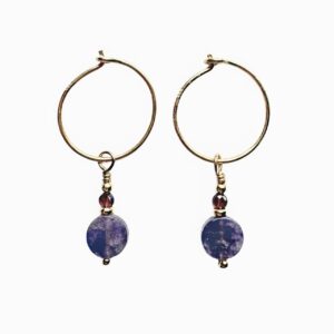 Niki oorbellen met hangers van muntjes paarse charaoiet en muntjes van rode granaat.