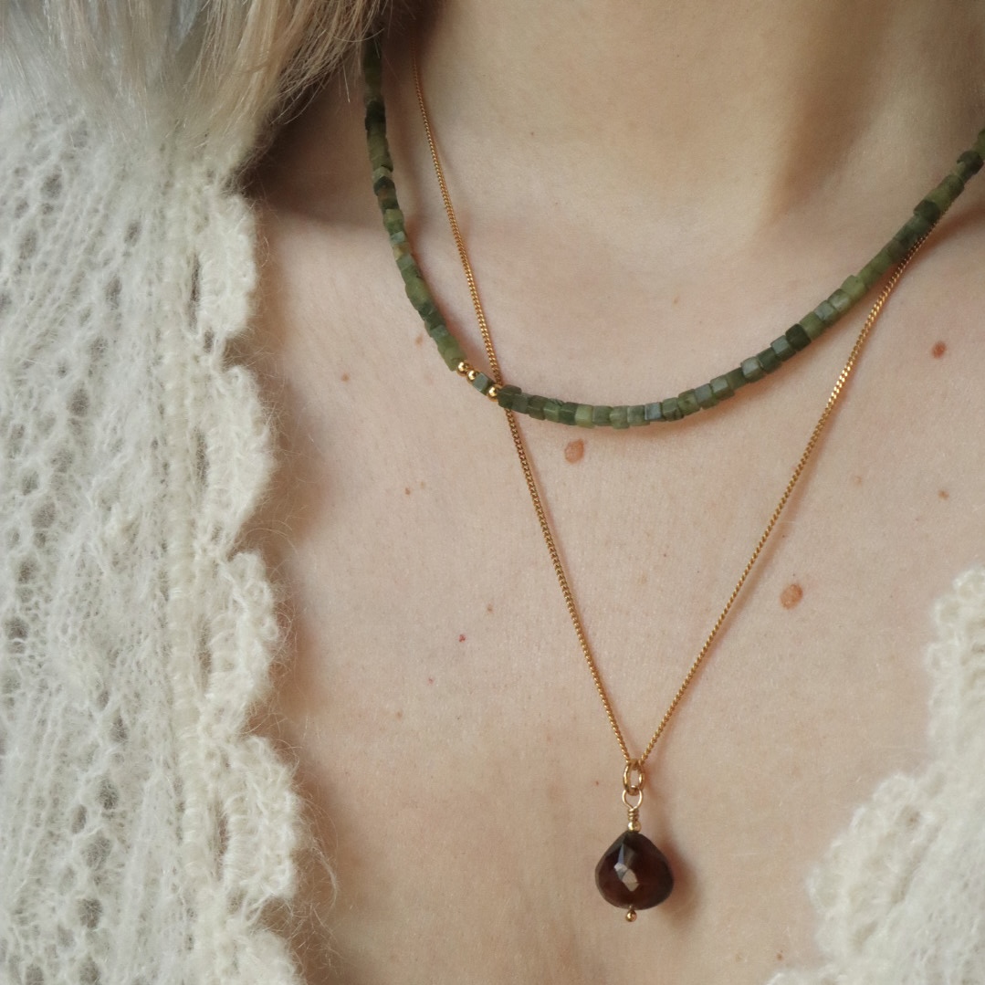 Marit met twee gouden kettingen. Mavi met groene jade blokjes en Nova we gouden schakelketting met een druppelvormige hanger van bruine chalcedoon.
