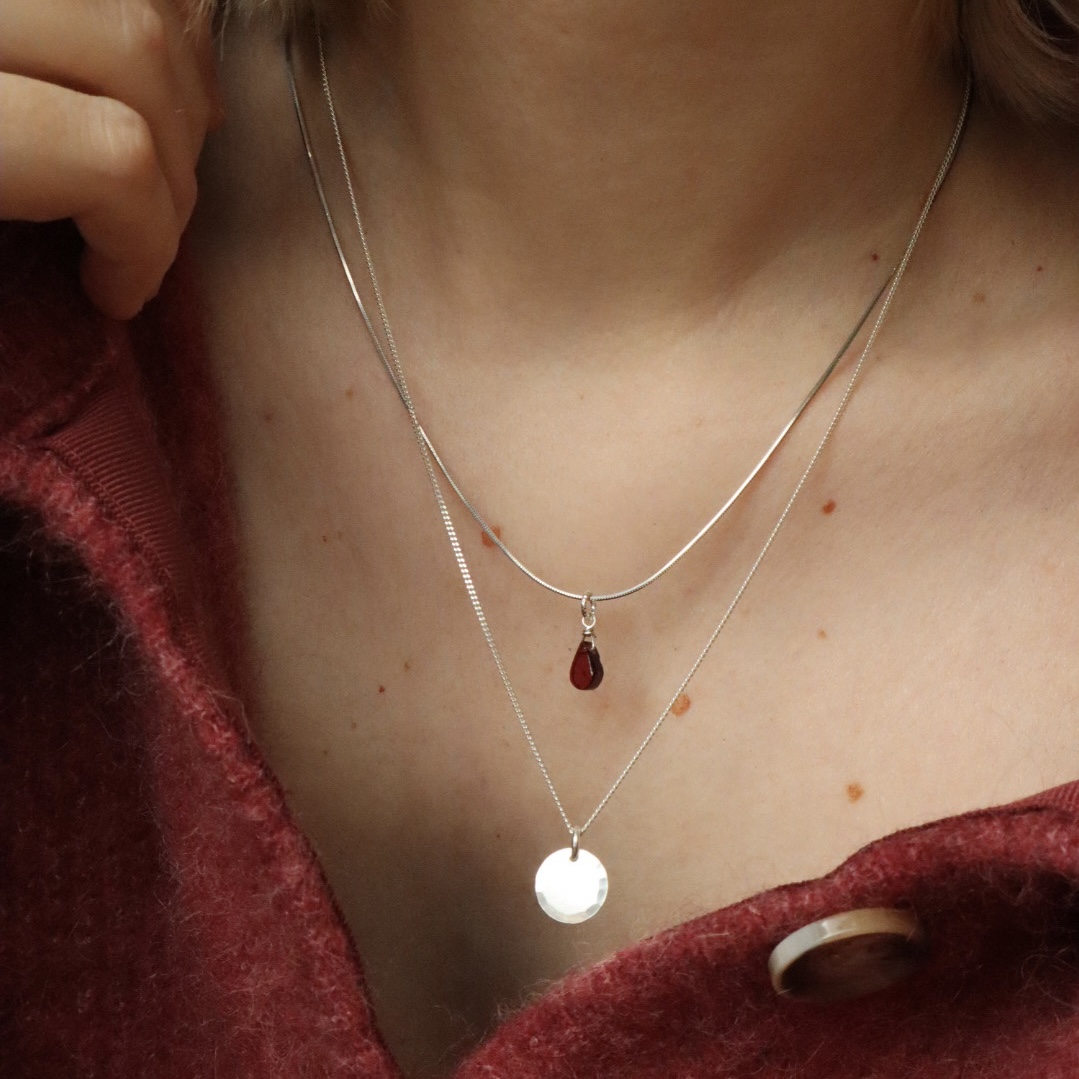 Marit met een set van Sterling zilveren kettingen. Rani met rode granaat druppel en Miren met ronde gehamerde hanger.