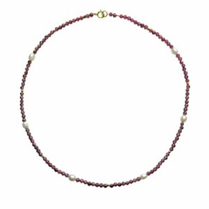 Kralenketting met roze/paarse ronde facetgeslepen kralen van granaat en grotere ovalen zachtwitte parels.
