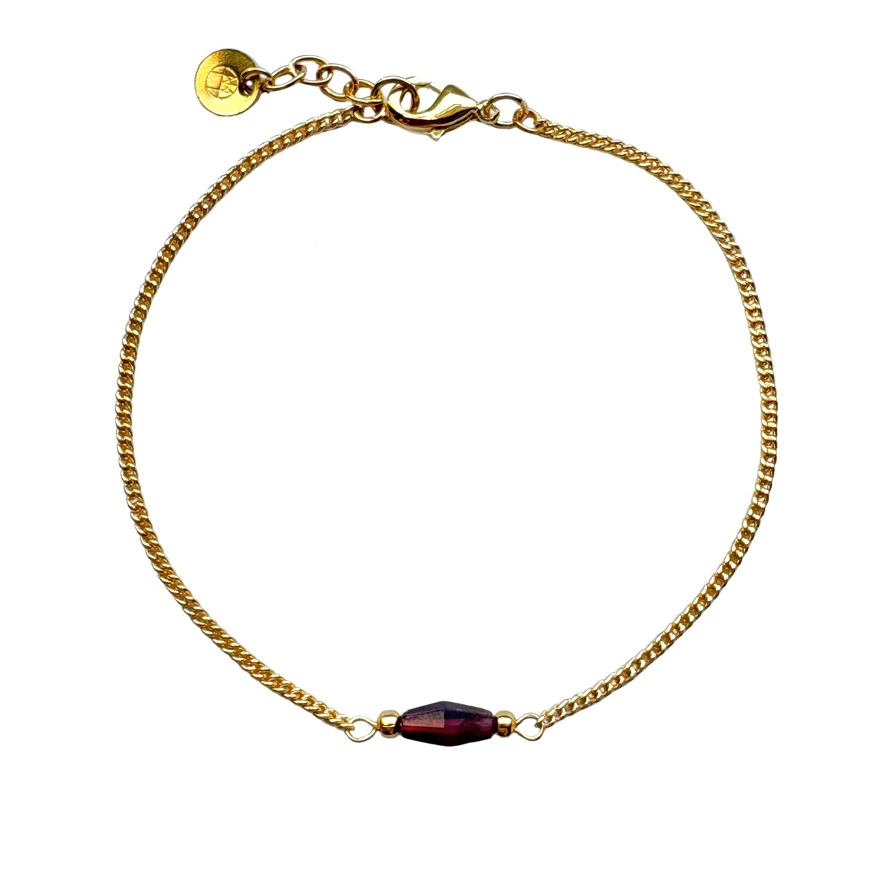 Subtiele goudkleurige schakelarmband met in het midden een ruitje van rode granaat.