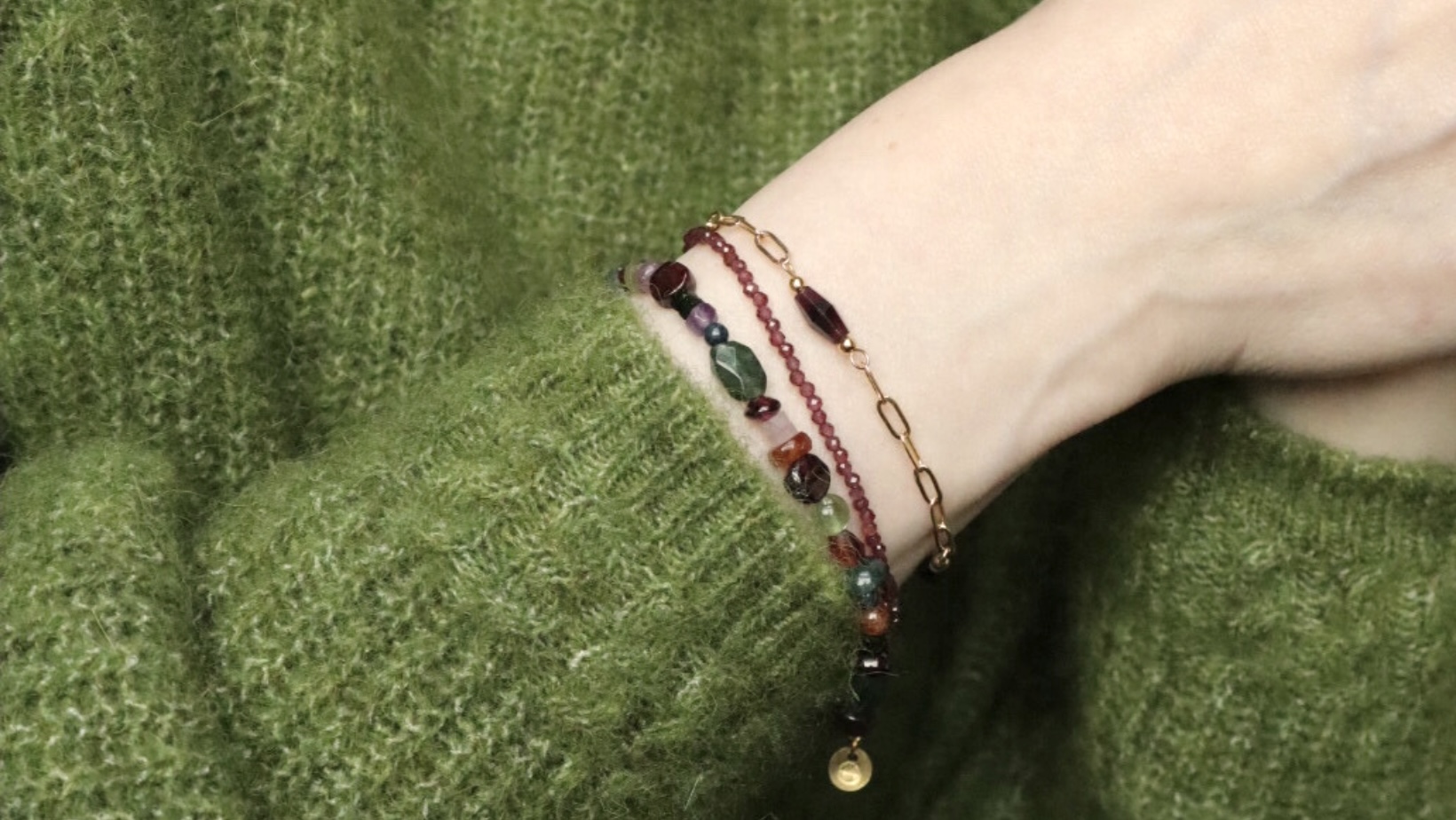 Marit met een pols vol armbanden uit de Elowen wintercollectie.