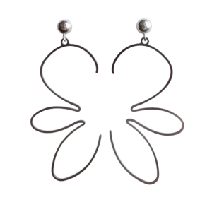 Zilverkleurige statement oorbellen in de vorm van een halve bloem. Samen vormen ze de hele bloem.