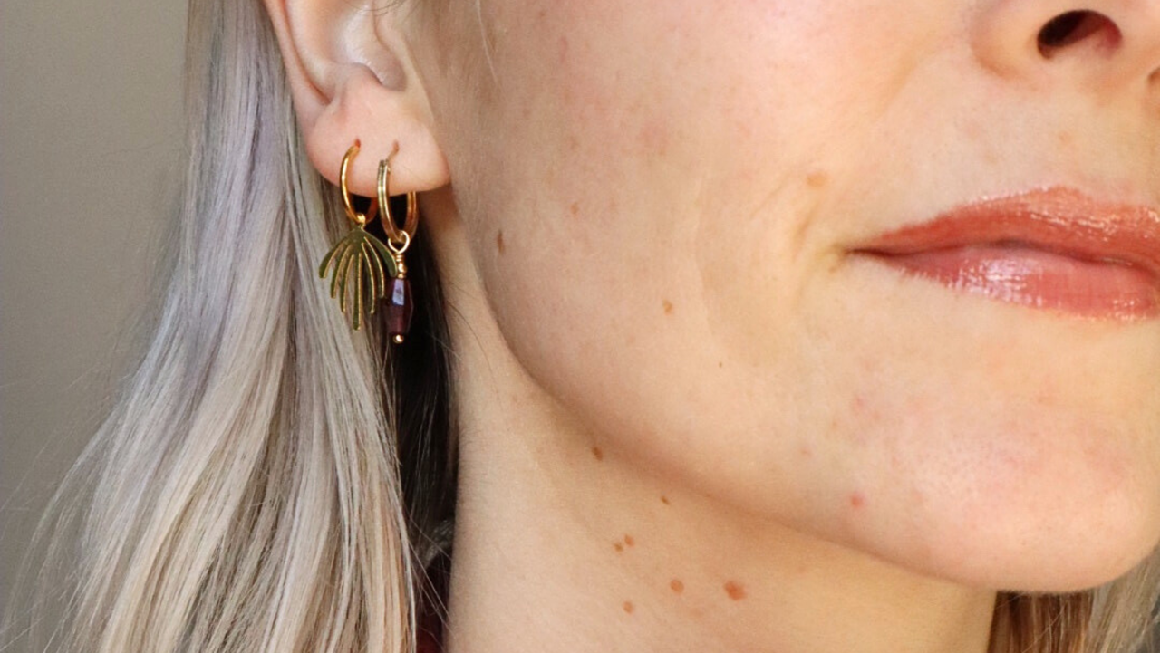 Marit met twee oorbellen in haar oor. Fanja en Viv.