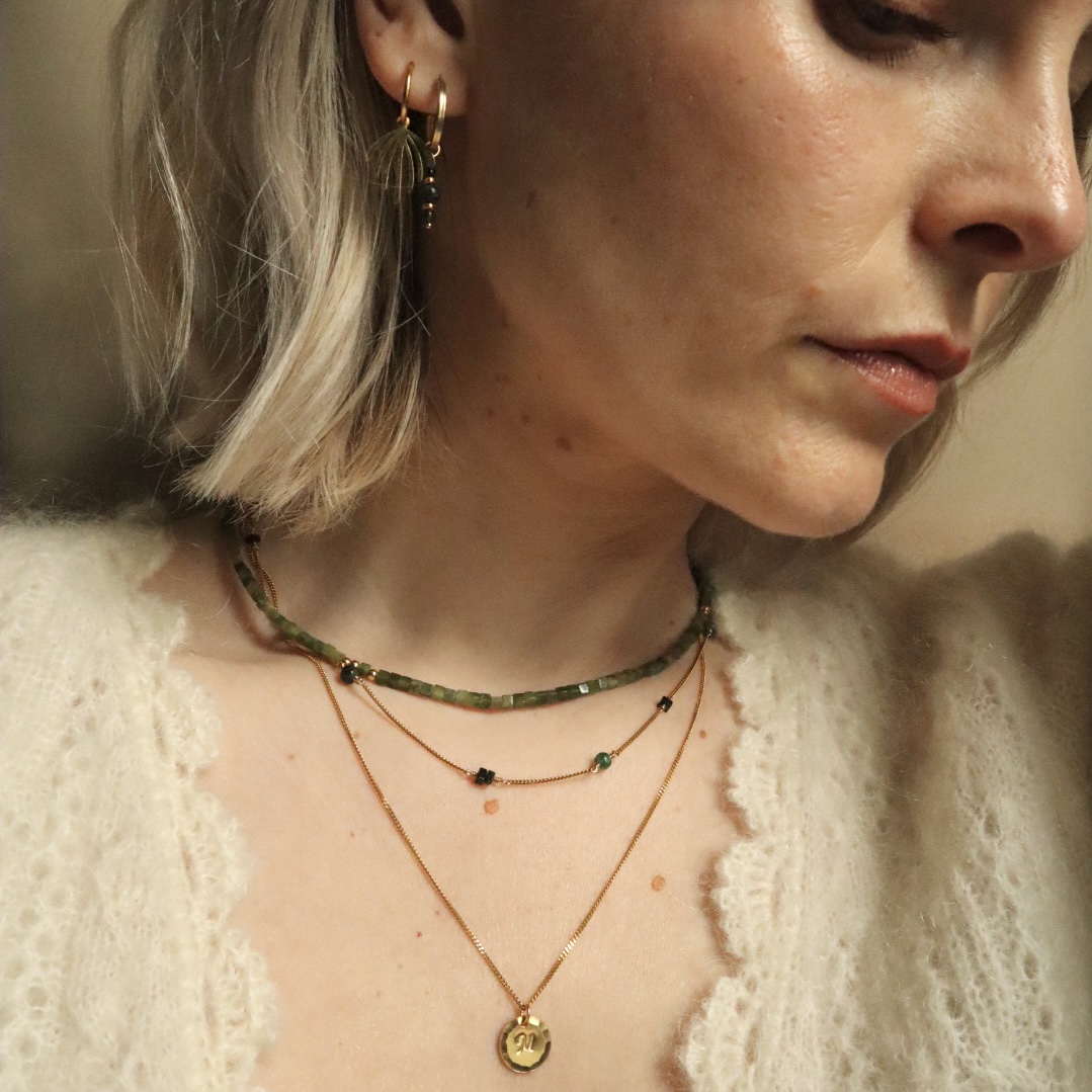 Marit met drie kettingen. Mavi met groene jade blokjes, Sage met drie soorten groene edelsteen en Miren, een subtiele schakelketting met een ronde hanger met plek voor een initiaal.