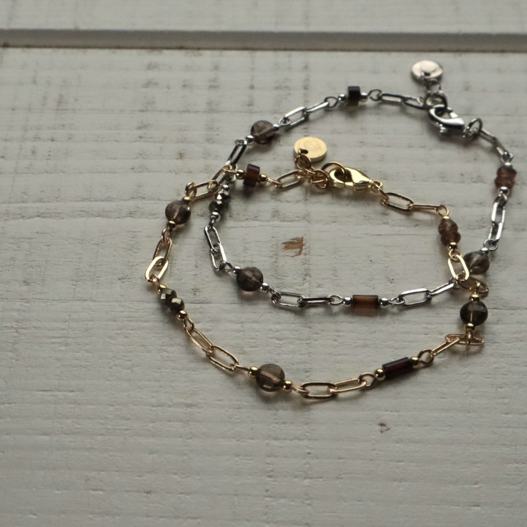 Twee Reza schakelarmbanden in zilver en goudkleur met o.a. rookkwarts, agaat en pyriet.