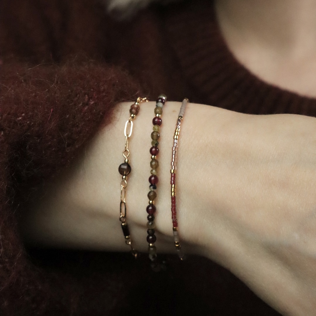 Armbandenset met drie armbanden. Schakelarmband Reza met bruine edelstenen, Tove met een mix van edelstenen in groen en rood en Kira een Miyuki armbanden in verschillende tinten.