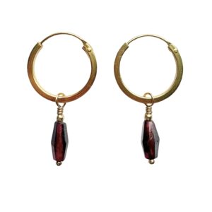 Edelsteen oorbellen “Viv” met hangers van granaat in de vorm van ruitjes.