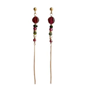 Oorbellen met gouden oorknopjes en een hanger van granaat, diopside, parel en groene zandsteen.