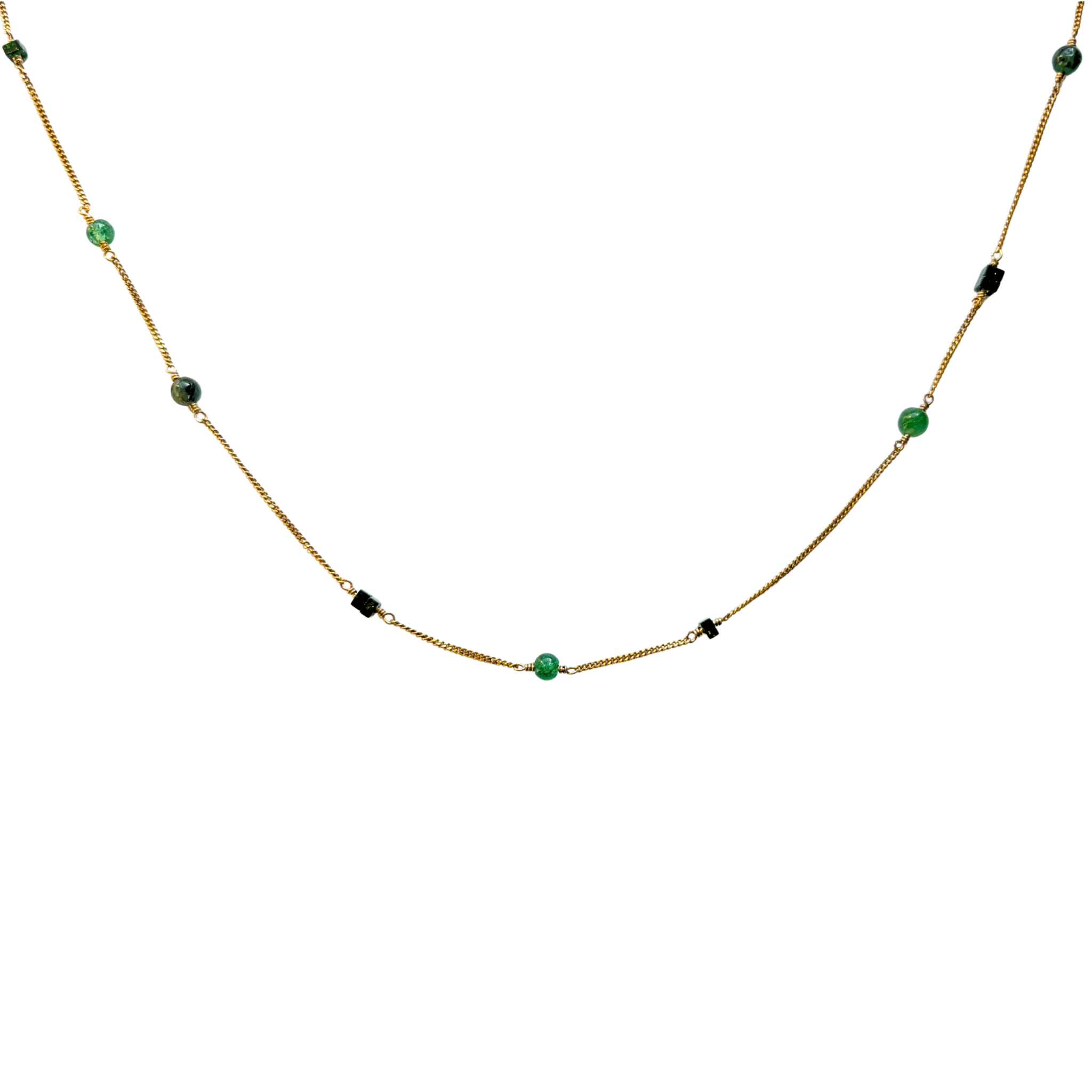 Gouden edelsteen ketting met drie soorten groene edelsteen.