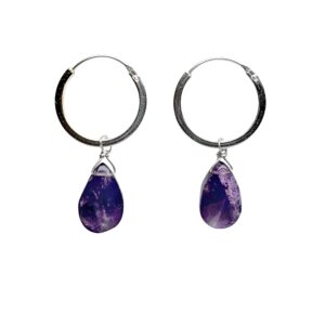 Sterling zilveren oorringen met hangers in de vorm van druppels van paarse amethist.