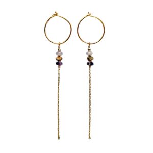 Gouden oorringen met een hanger van ruwe paarse amethist en een stukje ketting.