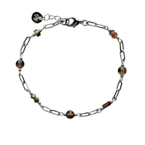 Schakelarmband in zilver kleur met verschillende bruine edelsteentjes.