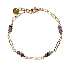 Goudkleurige grovere schakelarmband met her en der kraaltjes van ruwe paarse amethist.
