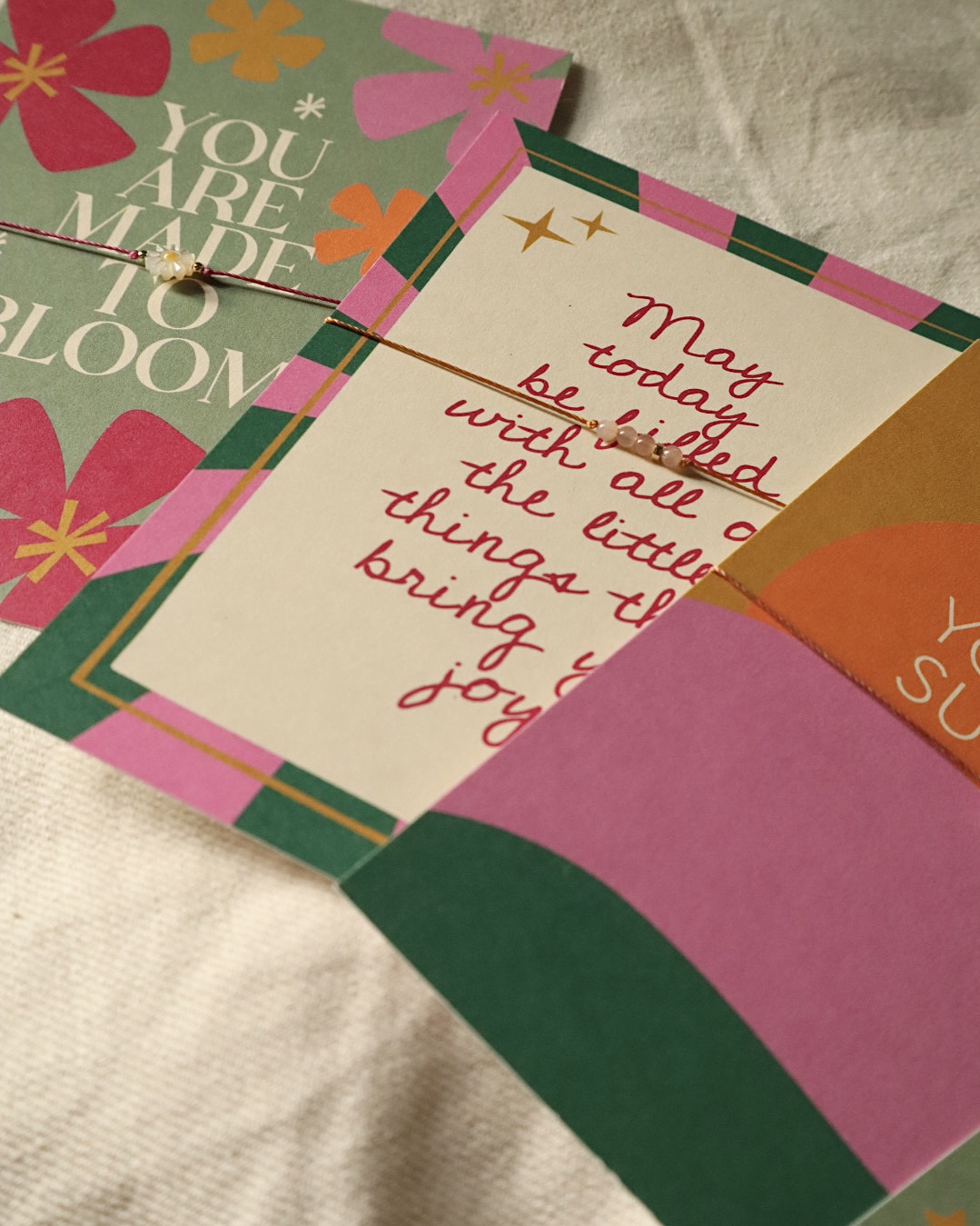 drie soorten quotekaartjes op een rijn met verschillende tekst en armbanden