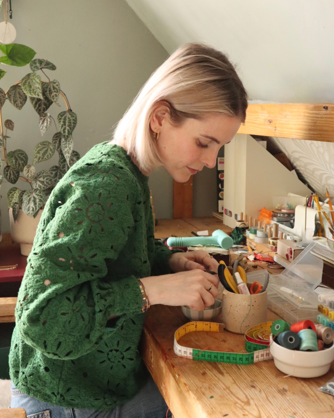 Marit achter haar bureau om sieraden te maken