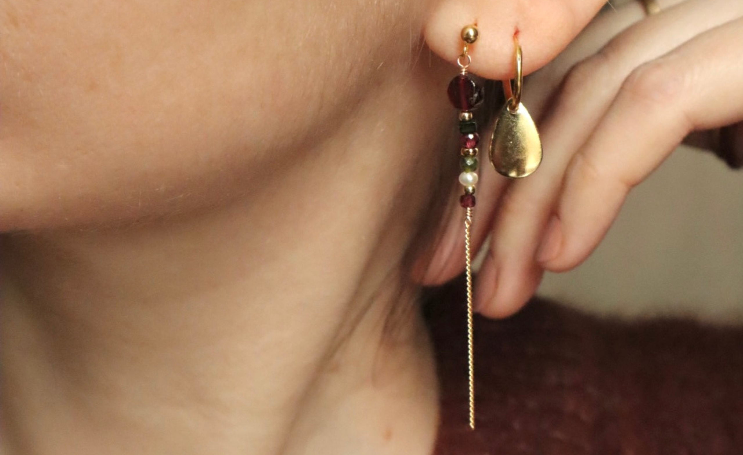 Model met de Bria edelsteen oorbellen en Ever blaadjes oorbellen