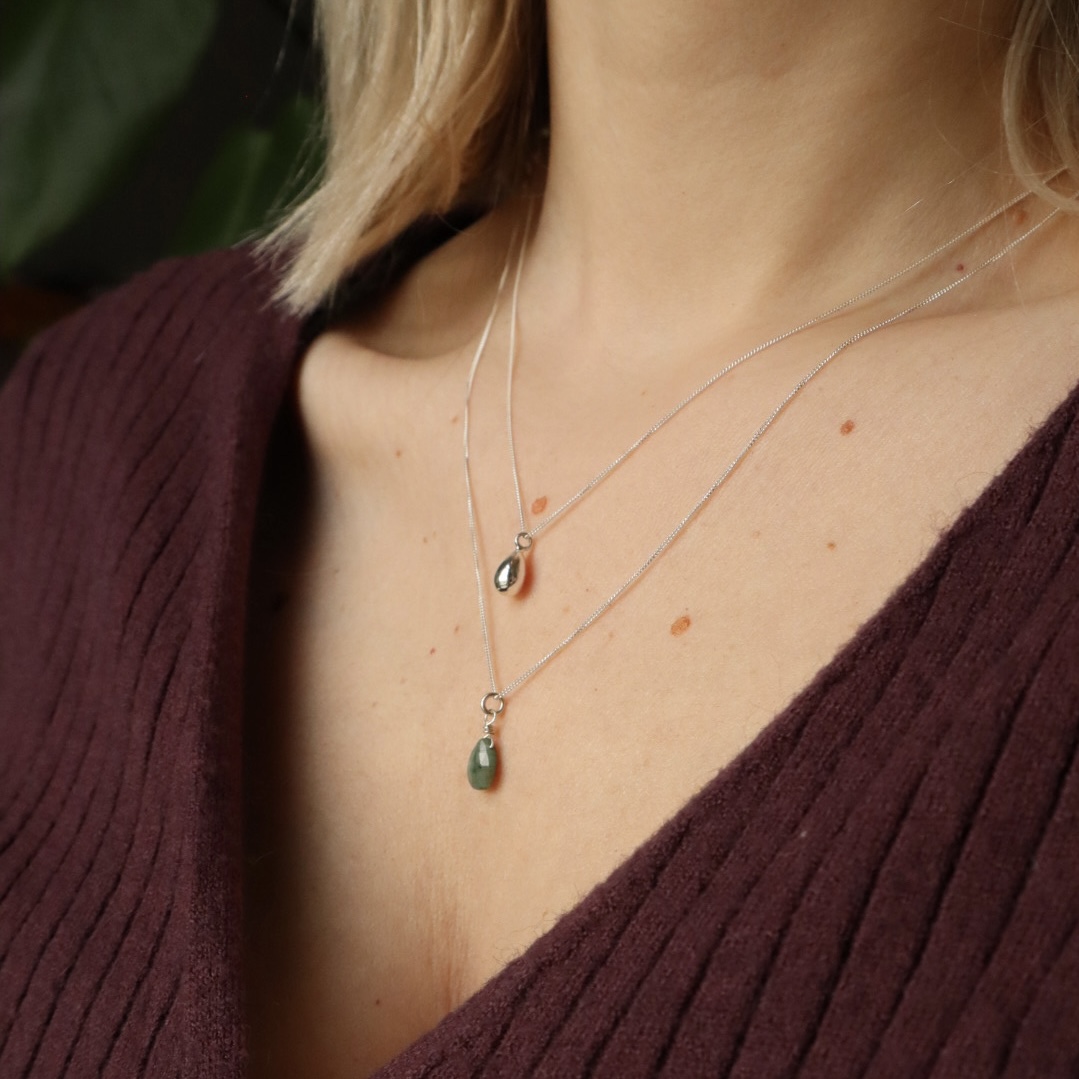 Kettingen set met Nimue met zilveren druppel en Evi met smaragd druppel.