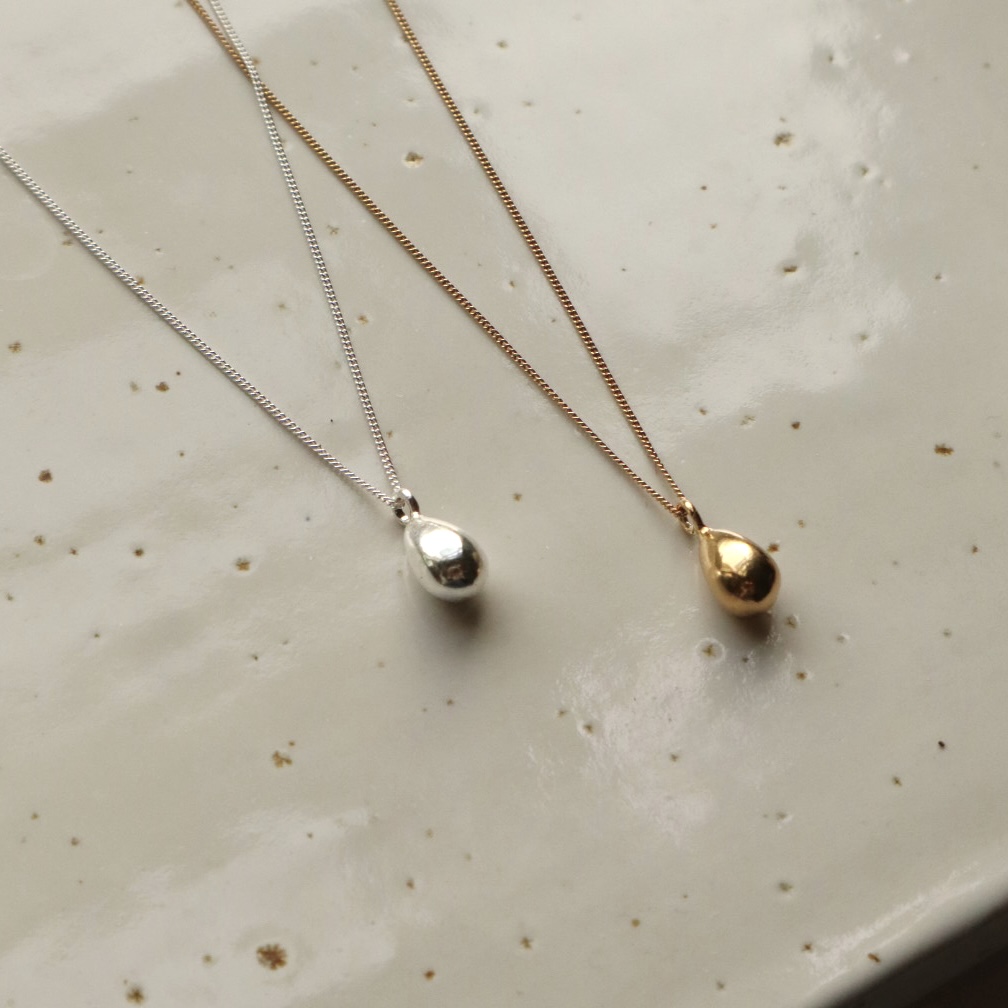 Twee kettingen met de naam Nimue. Goud verguld sterling zilver en sterling zilver met druppel hanger.