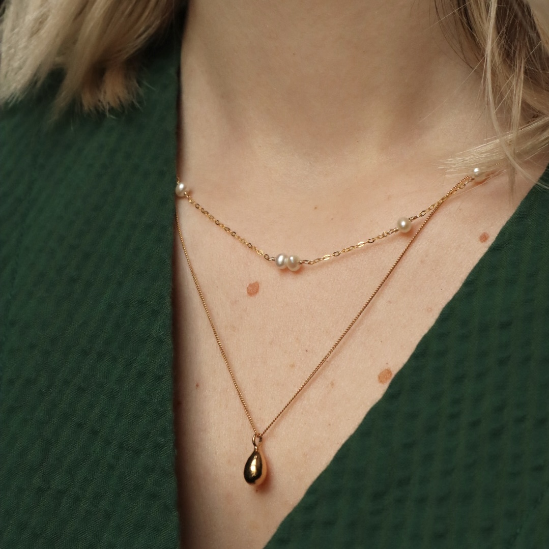 Goud vergulde sterling zilveren kettingen met pareltjes en de ander met druppel.