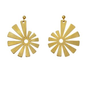 Goud vergulde sterling zilveren oorknopjes met messing hangers in de vorm van een schelp.