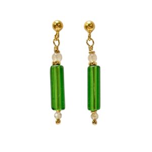 Goud vergulde sterling zilveren oorknopjes met twee soorten maansteen en groene glas buisjes.